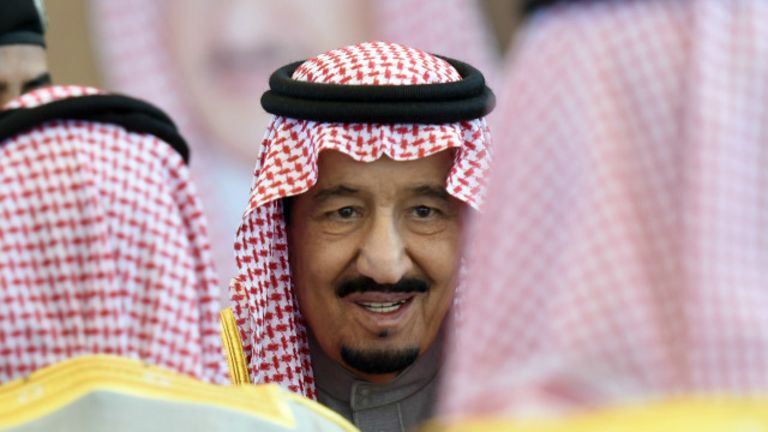 قال ميشال بيرلي في صحيفة التايمز أن "الملك سلمان بن عبد العزيز يعمل على استخدام النفط كجزء من خطة جيو سياسية واقتصادية لتدمير اقتصاد إيران وروسيا".